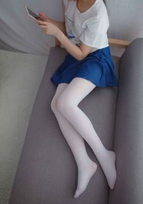 公在客厅里吃我的奶涨奶电影