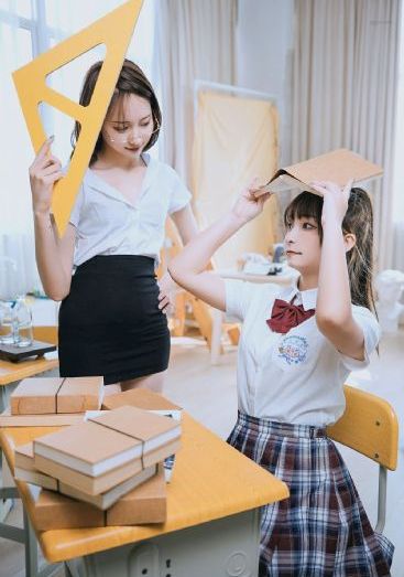解开班长的裙子猛烈进入